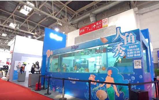 消防展第一天，德?tīng)柛癯棘F(xiàn)場(chǎng)與美人魚(yú)親密接觸